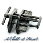 (*) Unfinished Old Fashion Bench Vise
